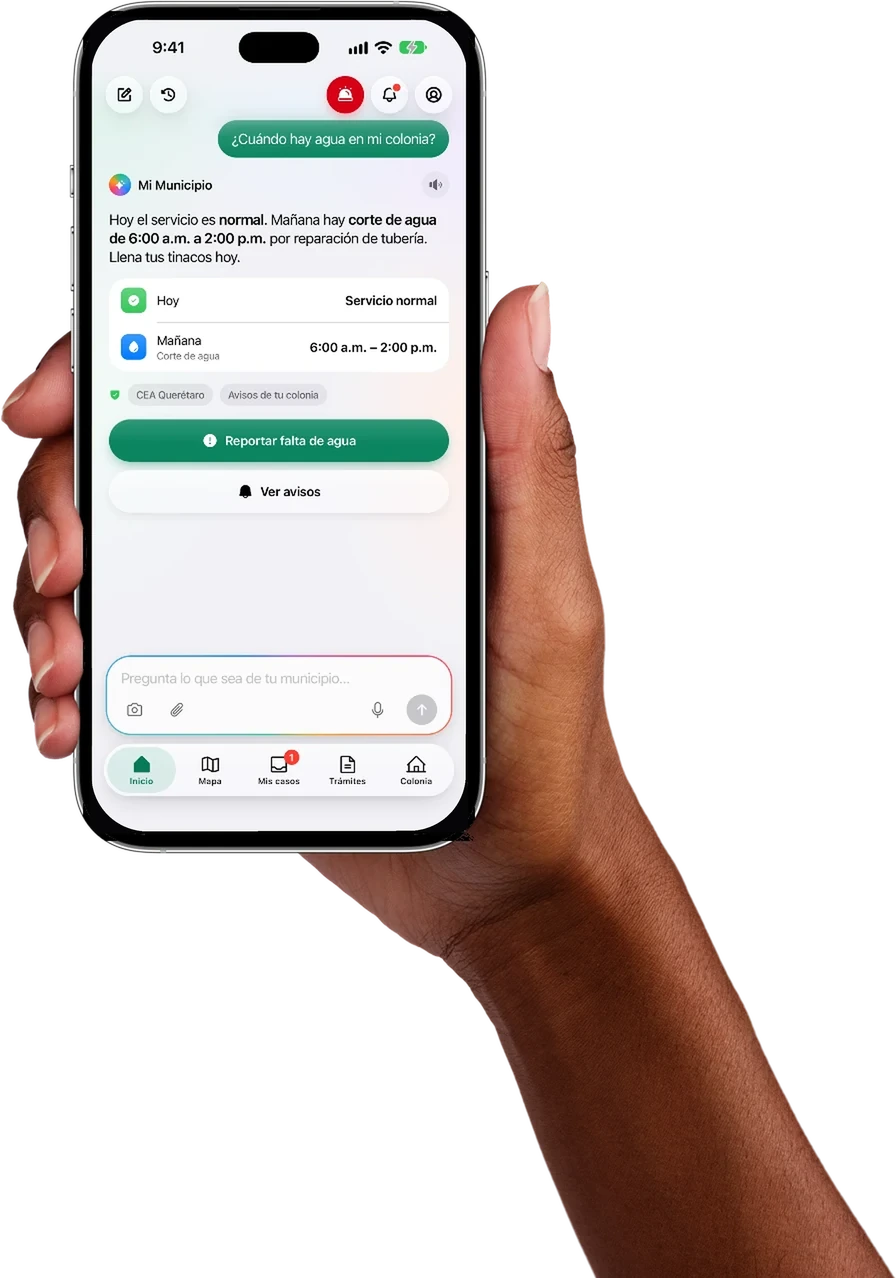 Mano sosteniendo un iPhone con Mi Municipio: el asistente responde cuándo hay agua en tu colonia